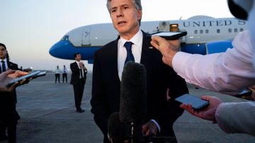 El Secretario de Estado de los Estados Unidos, Antony Blinken, habla con los medios de comunicación antes de abordar su avión en El Cairo de camino a Jordania