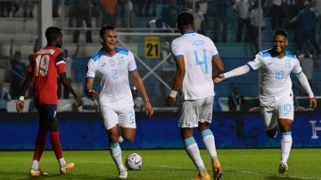 Jugadores de Honduras celebran uno de los goles ante Cuba.