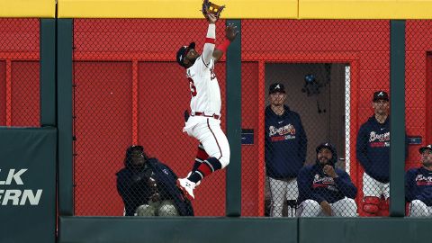 Michael Harris II hace la atrapada del partido para concretar el triunfo de Atlanta Braves sobre Philadelphia Phillies.