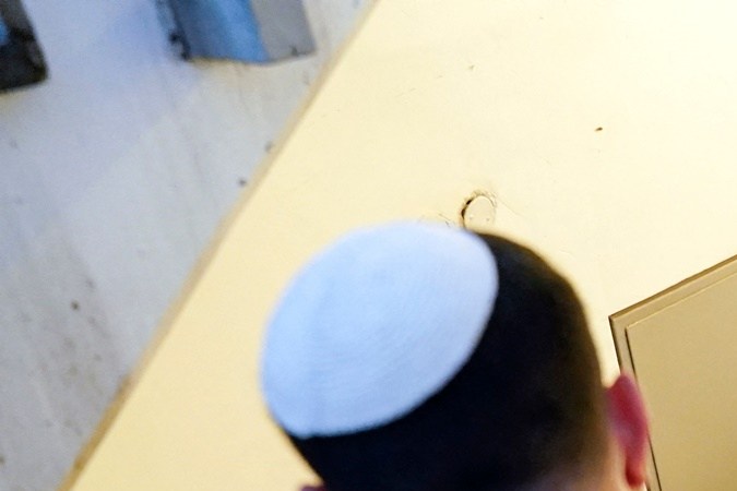 Benjamín Netanyahu y Atoni Blinken estaban reunidos con el gabinete de guerra israelí cuando fueron interrumpidos por la alerta. Estuvieron resguardados durante cinco minutos, informó un portavoz del Departamento de Estado estadounidense