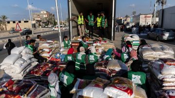 Docenas de camiones cargados con suministros esenciales y combustible están retenidos en el lado egipcio del cruce de Rafah.