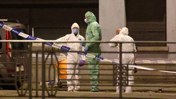 Autoridades locales de Bélgica realizan el levantamiento de cuerpos luego del ataque terrorista en Bruselas.