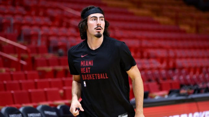 Jaime Jáquez Jr. durante el calentamiento del encuentro ante Detroit Pistons.