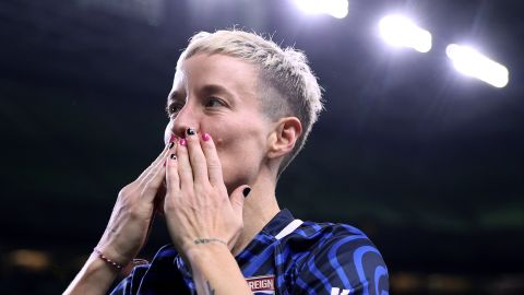 Megan Rapinoe saluda a los fanáticos luego de un encuentro de OL Reign frente a Washington Spirit.