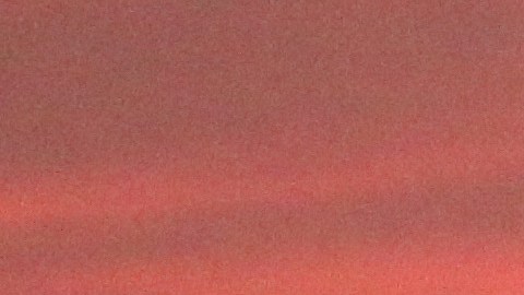 Explosión y humo causados ​​por ataques israelíes en la Franja de Gaza al amanecer de este miércoles.
