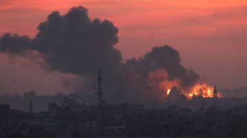 Explosión y humo causados ​​por ataques israelíes en la Franja de Gaza al amanecer de este miércoles.