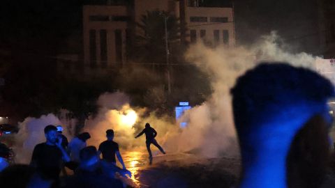 Manifestantes chocan con las fuerzas de seguridad libanesas frente a la embajada de Estados Unidos durante una manifestación de solidaridad con el pueblo de Gaza en Awkar, al este de Beirut.