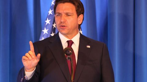 DeSantis planea además convocar una sesión legislativa especial en Florida para incrementar las sanciones estatales a Irán.