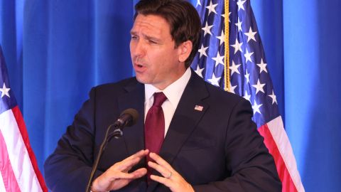 DeSantis se sumó al coro de voces republicanas que criticaron a los estudiantes de Harvard.