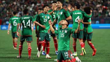 Carlos Antuna (#15) celebra el segundo gol de México ante Ghana.