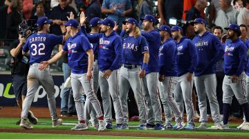 Jugadores de Texas Rangers celebran el triunfo conseguido ante Houston Astros por la Serie de Campeonato de la Liga Americana.
