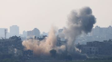 Una fotografía tomada desde la ciudad de Sderot, en el sur de Israel, muestra humo ondeando durante un ataque israelí en Gaza.
