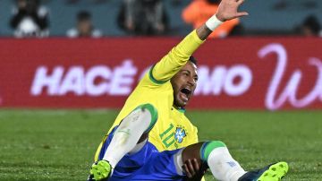 Alarma en Brasil: Neymar salió llorando en camilla del partido ante Uruguay