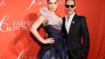 En la imagen aparece Marc Anthony junto a su esposa Nadia Ferreira.