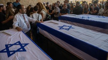 El entierro de una familia en Israel tras el ataque de Hamás.