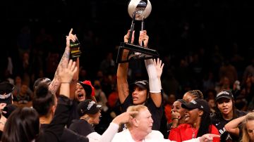 NEW YORK, NEW YORK - OCTOBER 18: A'ja Wilson celebra con el trofeo de la WNBA. Sarah Stier/Getty Images)