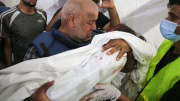 El corresponsal de Al-Jazeera, Wael Al-Dahdouh, llora ante el cuerpo de uno de sus tres hijos que murieron