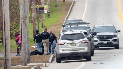 La presencia policial en la zona se ha incrementado significativamente, mientras los grupos de búsqueda intensifican sus esfuerzos para capturar al sospechoso.