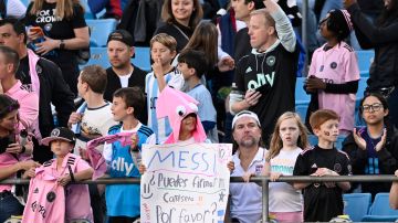 Los más pequeños asistían al estadio con la idea de ver en vivo a su ídolo Lionel Messi.