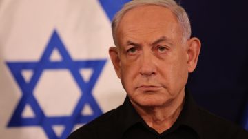 El primer ministro israelí, Benjamin Netanyahu, habla durante una conferencia de prensa en la base militar de Kirya en Tel Aviv.