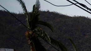 Mujer policía amamantó a un bebé damnificado en Acapulco que tenía 24 horas sin comer: se viralizó