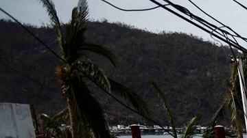 Mujer policía amamantó a un bebé damnificado en Acapulco que tenía 24 horas sin comer: se viralizó