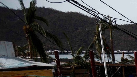 Mujer policía amamantó a un bebé damnificado en Acapulco que tenía 24 horas sin comer: se viralizó