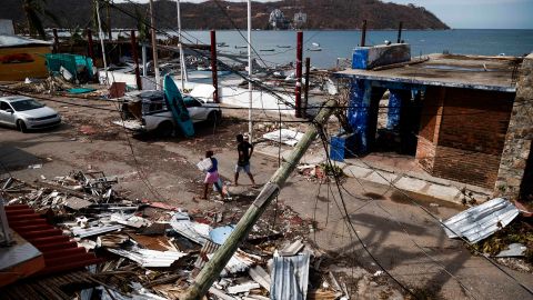 Mujer policía amamantó a un bebé damnificado en Acapulco que tenía 24 horas sin comer: se viralizó