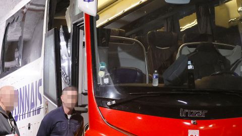 El autobús que trasladaba al Lyon resultó apedreado.