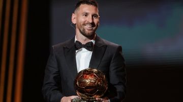 Lionel Messi posa con su octavo Balón de Oro.