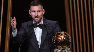 Lionel Messi habla al público luego de recibir su octavo Balón de Oro.