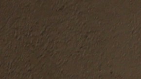 Un hombre camina por un edificio cuya fachada está cubierta con estrellas de David pintadas durante la noche, en el distrito Alesia de París.