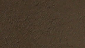 Un hombre camina por un edificio cuya fachada está cubierta con estrellas de David pintadas durante la noche, en el distrito Alesia de París.