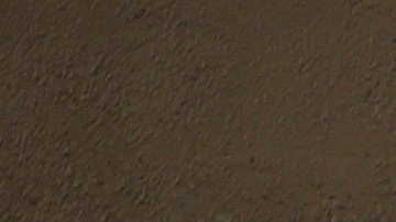 Un hombre camina por un edificio cuya fachada está cubierta con estrellas de David pintadas durante la noche, en el distrito Alesia de París.