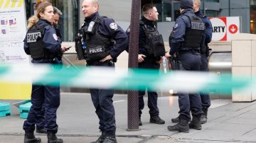 La policía francesa está en la entrada de una estación de metro tras dispararle e hiriendo a una mujer que amenazaba en un tren RER.