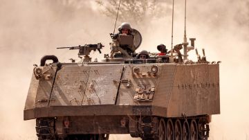 Un vehículo blindado de orugas del ejército israelí está desplegado en una posición a lo largo de la frontera con la Franja de Gaza,