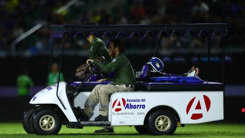 Ake Loba sale del campo de juego luego de la grave lesión que sufrió.