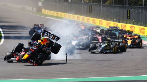 Momento en el que el Red Bull de Checo Pérez impacta contra el Ferrari de Charles Leclerc y se produce el accidente que lo retiró del Gran Premio de México.