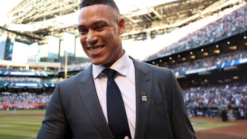 Aaron Judge sonríe luego de recibir el premio Roberto Clemente.