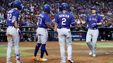 Rangers extienden su invicto como visitantes y toman ventaja en la Serie Mundial ante Diamondbacks