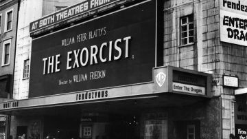 13 de marzo de 1974: El exterior del cine Warner de Leicester Square en Londres, que proyecta 'El exorcista'.