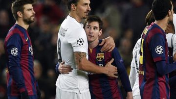 Zlatan Ibrahimovic (I) abraza a Lionel Messi en un partido de Champions League entre el FC Barcelona y el PSG en 2014.