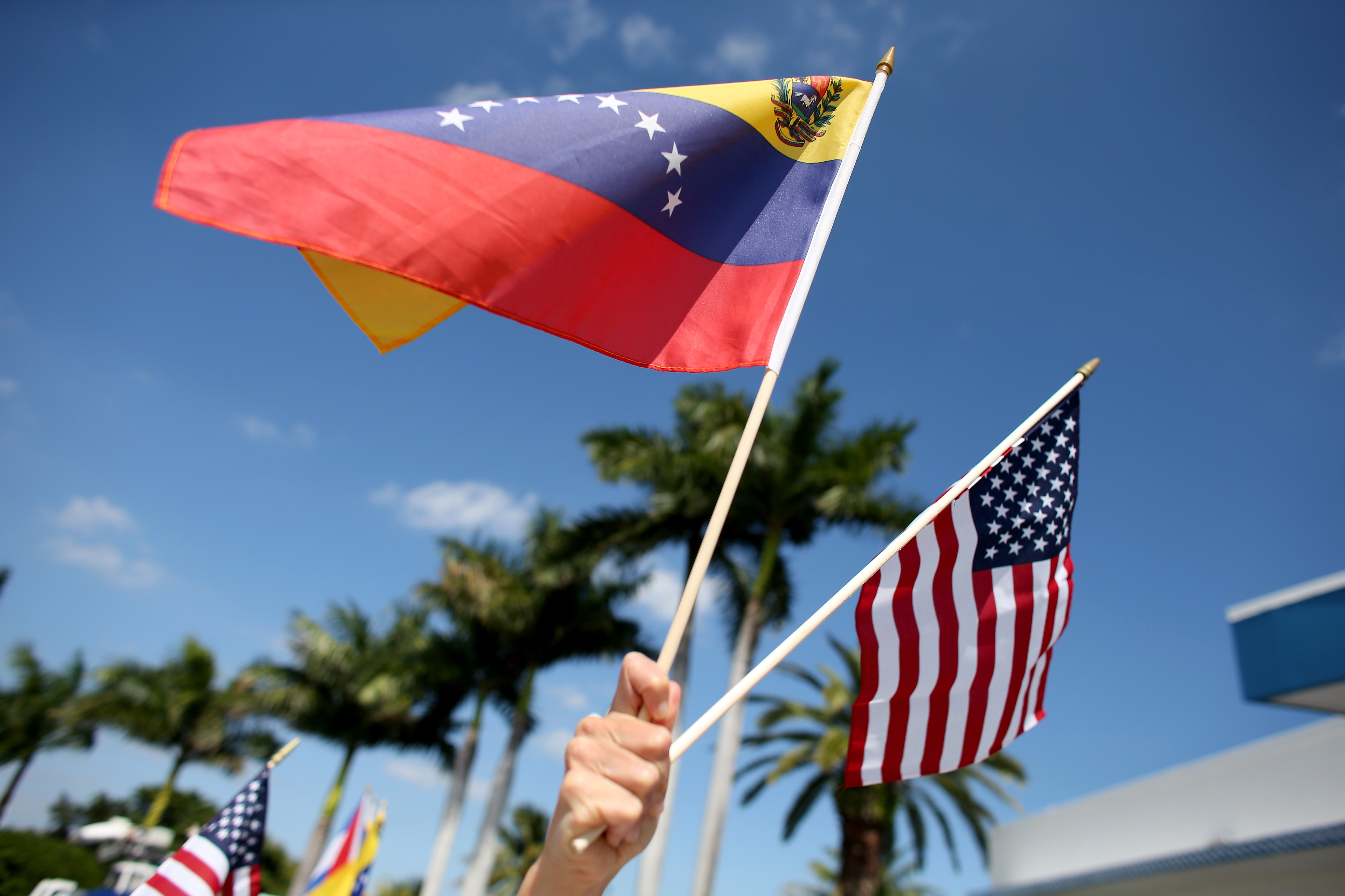 Estados Unidos Levanta Sanciones A Venezuela Sobre Petróleo Y Gas - El ...