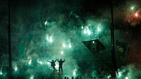 La fanaticada del Panathinaikos lamentó el hecho del fuego artificial que estalló al lado de Juankar y que terminó hiriendo al jugador.