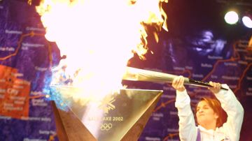 Mary Lou Retton enciende la llama de los Juegos Olímpicos de Invierno en Salt Lake City en 2002.