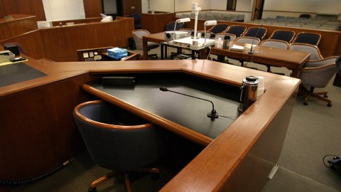 La demanda busca daños y perjuicios por "daños emocionales y físicos" en un monto que se "determinará en el juicio".