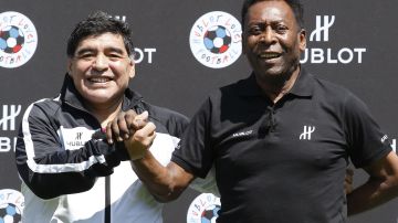 Diego Maradona y Pelé luego de un partido benéfico organizado por Hublot.