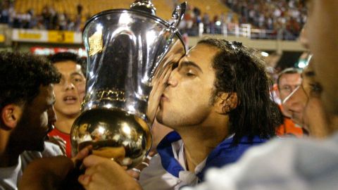 Lior Asulin posa con la copa que conquistó en 2004 con Bnei Sakhnin.