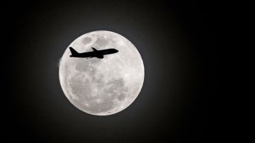 Avión cerca de la luna