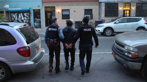 Un sargento del NYPD descubrió la bomba molotov en el piso durante la manifestación.